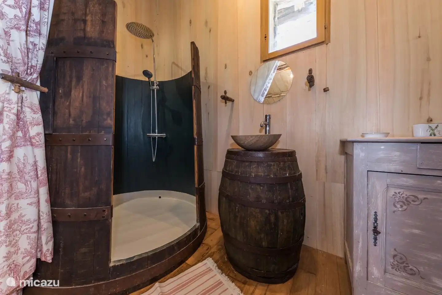 Duschen in einem alten Weinfass