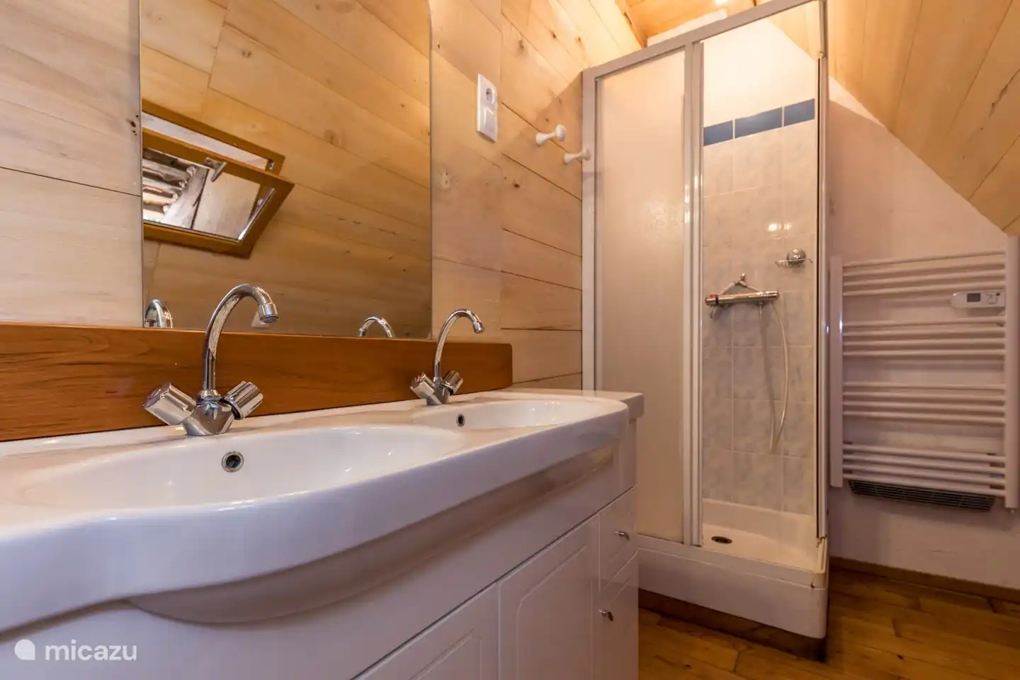 Badezimmer mit Dusche und Doppelwaschbecken