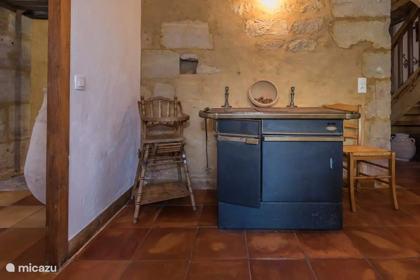 Schrank und Kindersitz