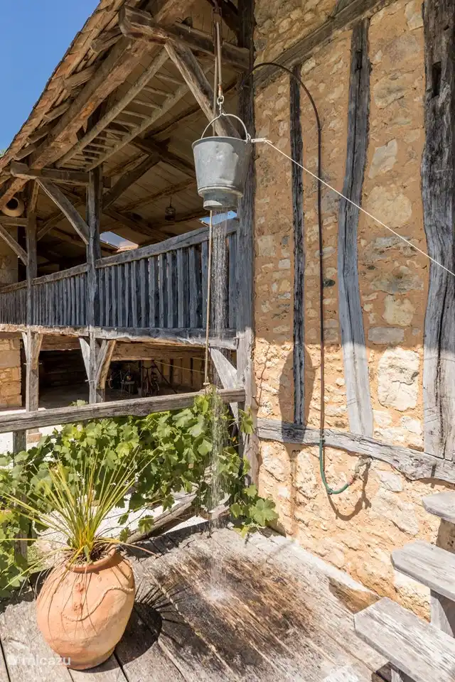 die Veranda und das Dach darunter