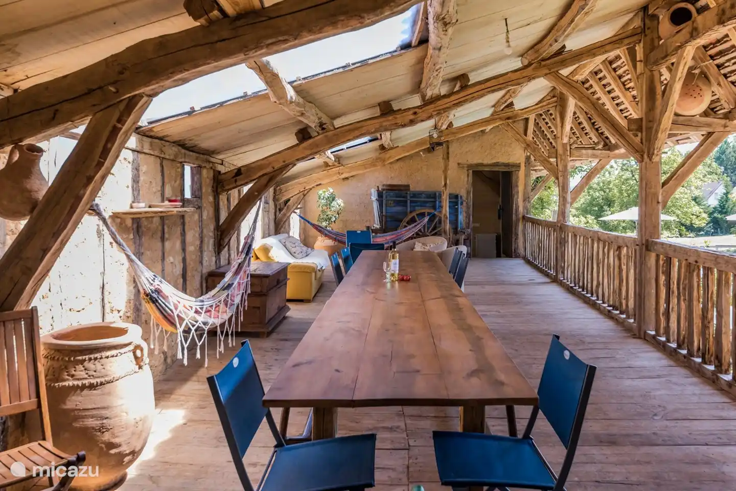 Der große Esstisch auf der Veranda