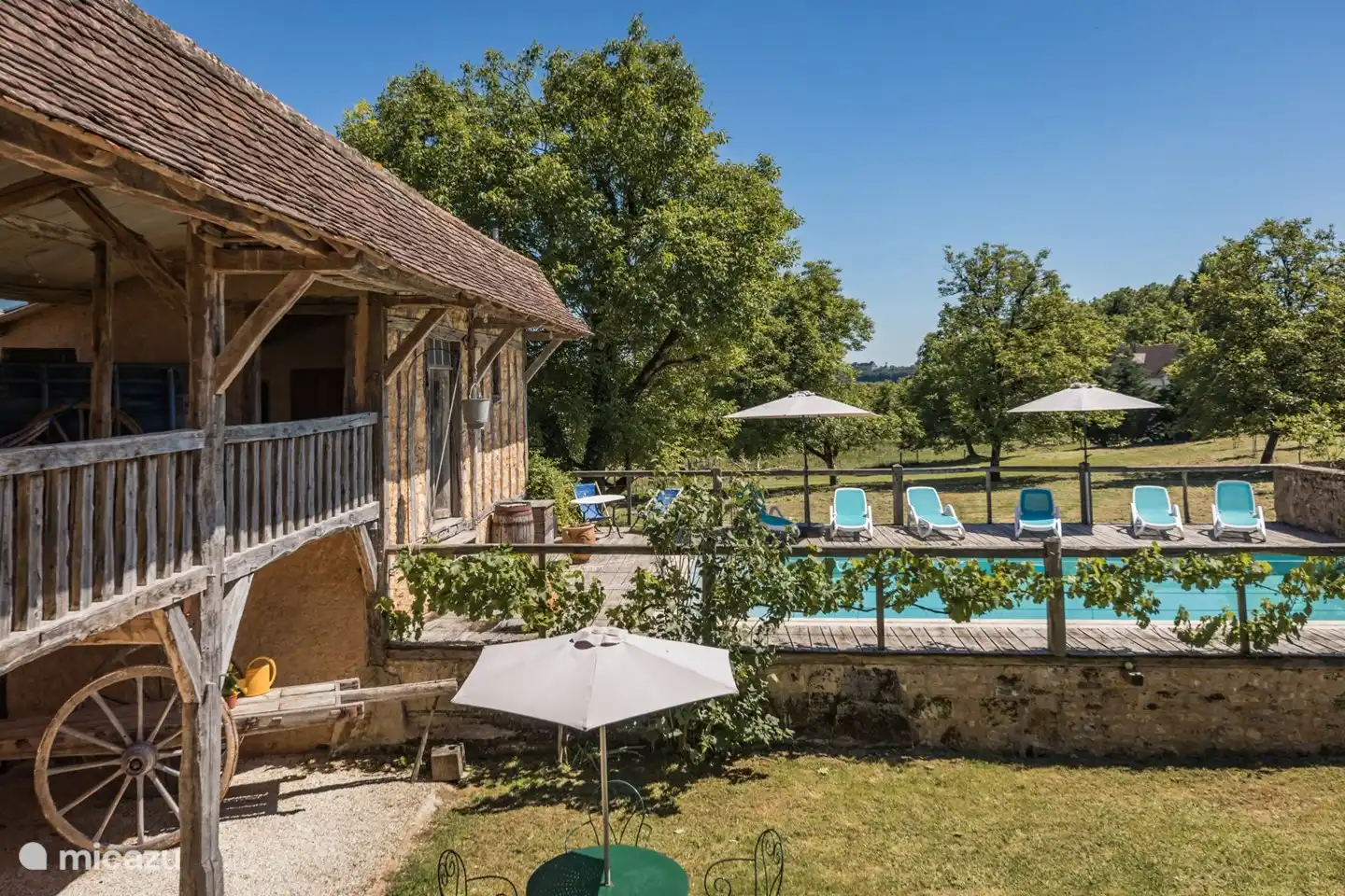Blick auf das Schwimmbad vom Garten und der Veranda