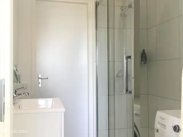 Bon repos | Curaçao, Curaçao-Centre, Blue Bay - maison de vacances Vue d'ensemble salle de bain avec meuble, douche et machine à laver.