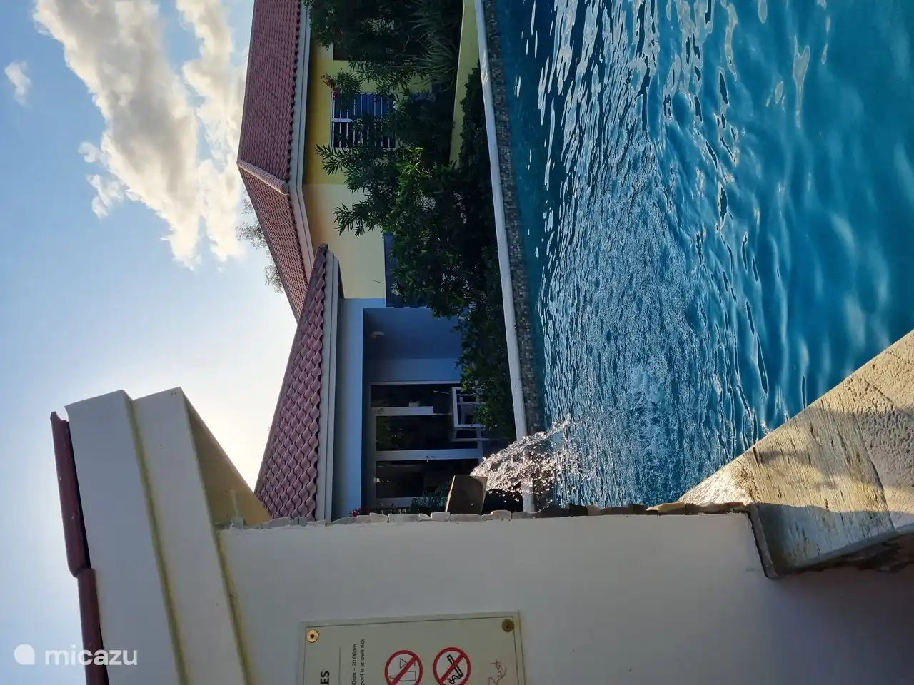 Piscina con cascada.