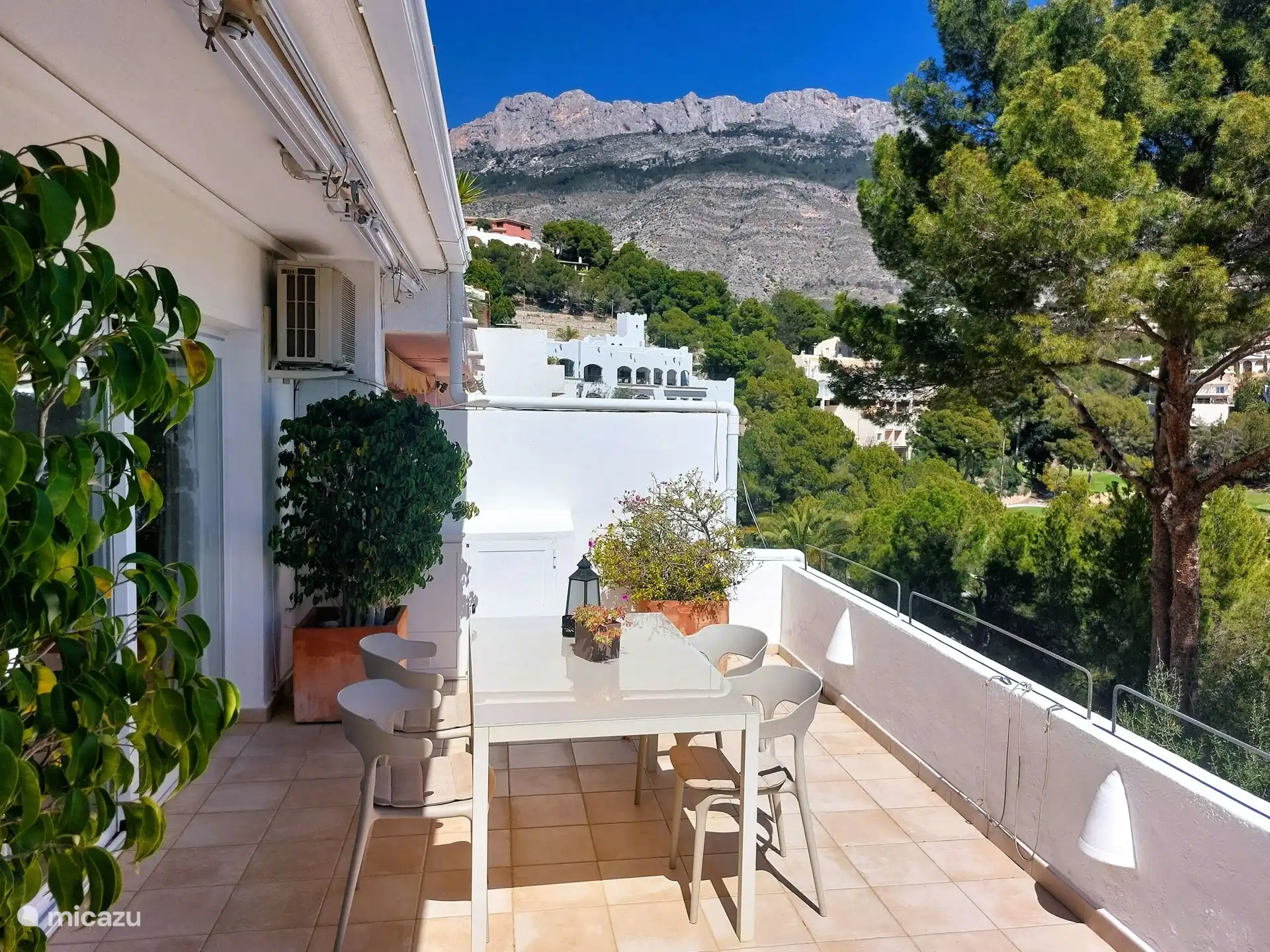 Vue sur la montagne et le golf