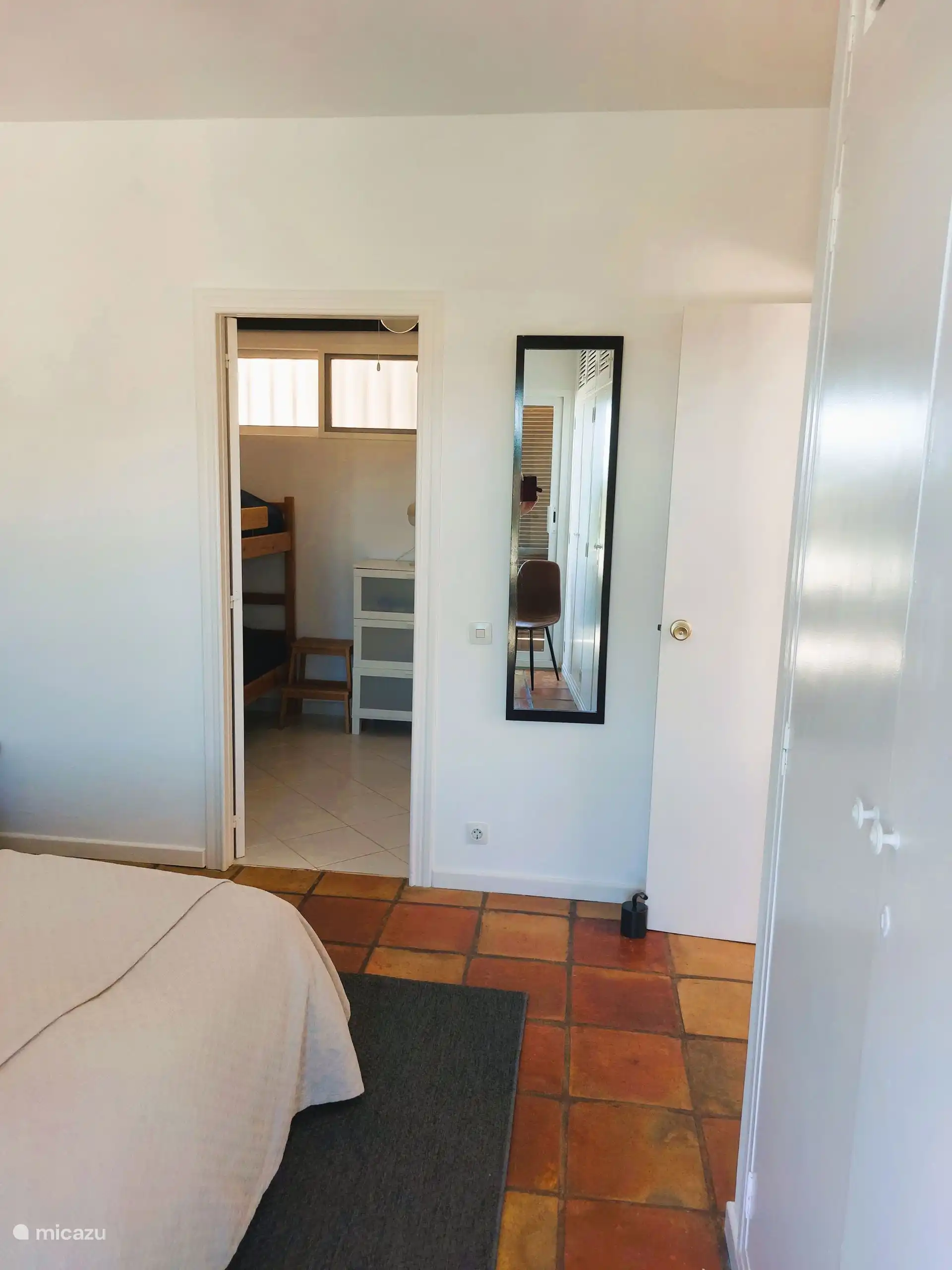 Petite chambre avec salle de bains privative