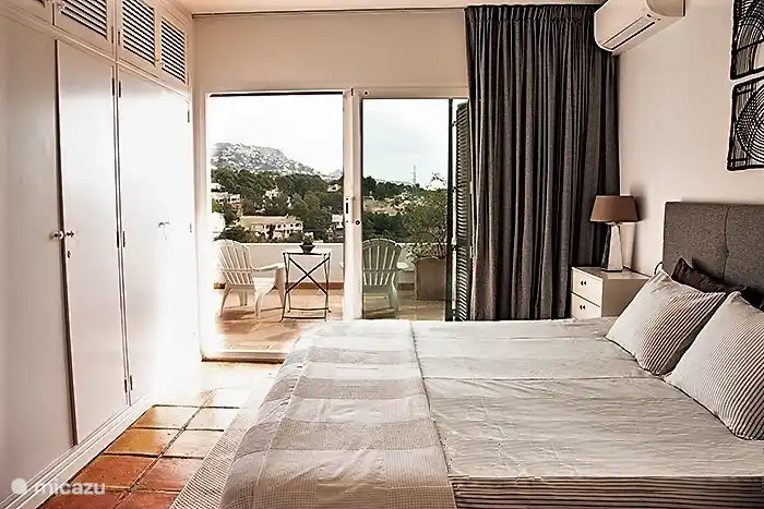 Chambre avec portes coulissantes donnant sur la terrasse