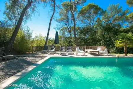 Vakantiehuis Frankrijk, Provence, Lorgues gîte / cottage La Tour des Combes 'Britt' Terras met ligstoelen en zitje