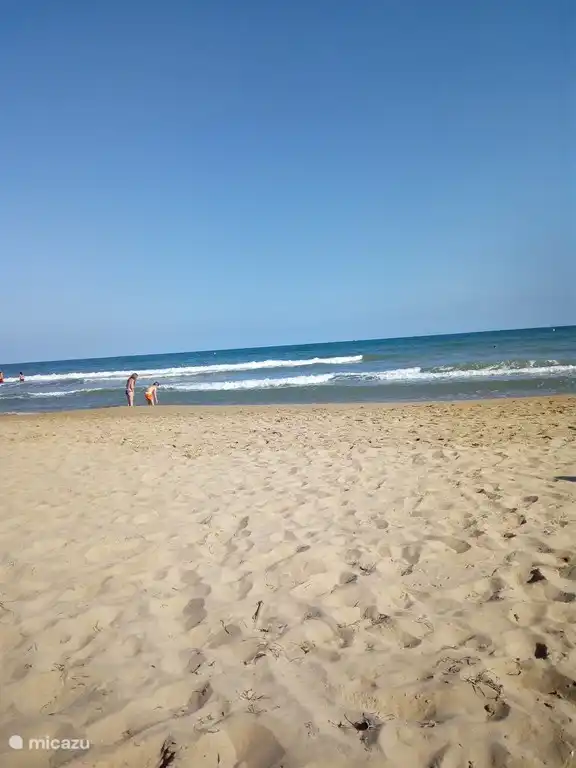 amplia playa agradable