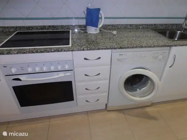 Location de Vacances Espagne, Costa Blanca, Guardamar del Segura, appartement - Dunasol cuisine four lave linge micro-ondes carafe à eau