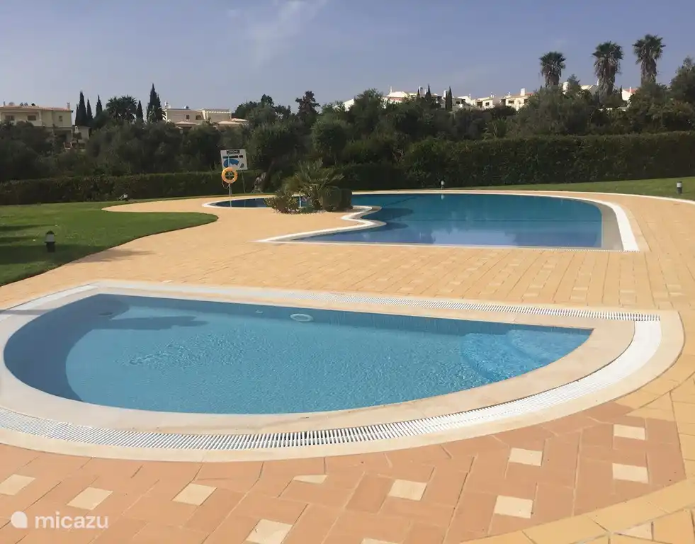 Schwimmbad mit Kinderbecken