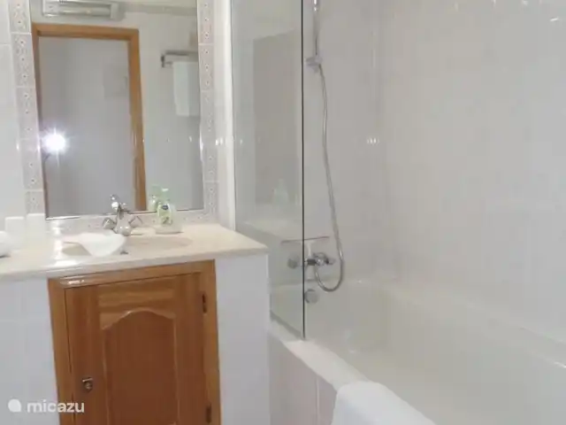 penthouse huren in Portugal, Algarve, Carvoeiro – Penthouse Cor do Mar badkamer 1