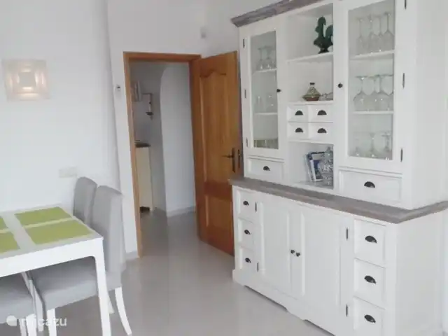 penthouse huren in Portugal, Algarve, Carvoeiro – Penthouse Cor do Mar living met uittrekbare tafel.