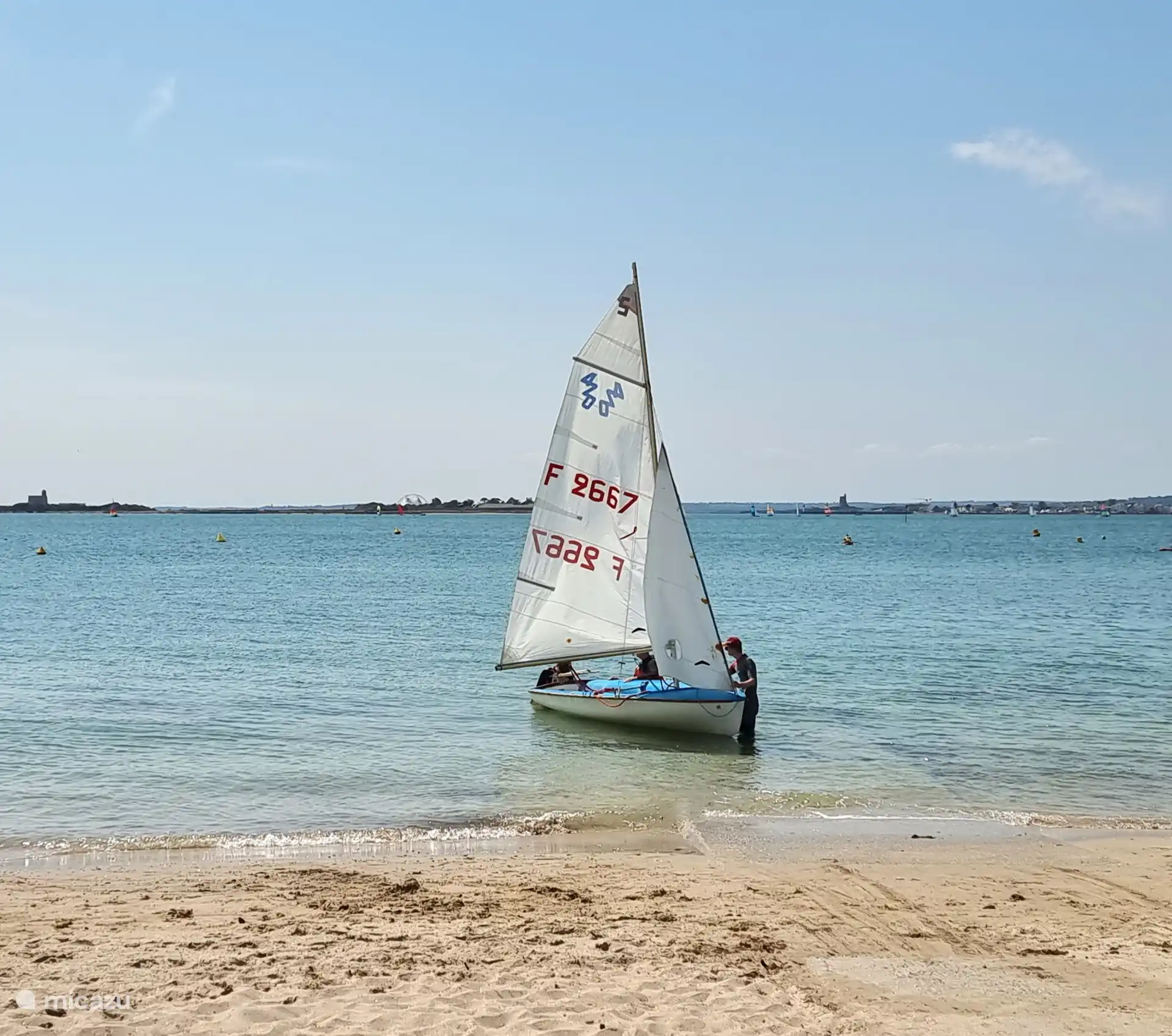 Barcos Zel, canoas y cenas en alquiler en Jonville. Bahía tranquila para deportes acuáticos en el mar.