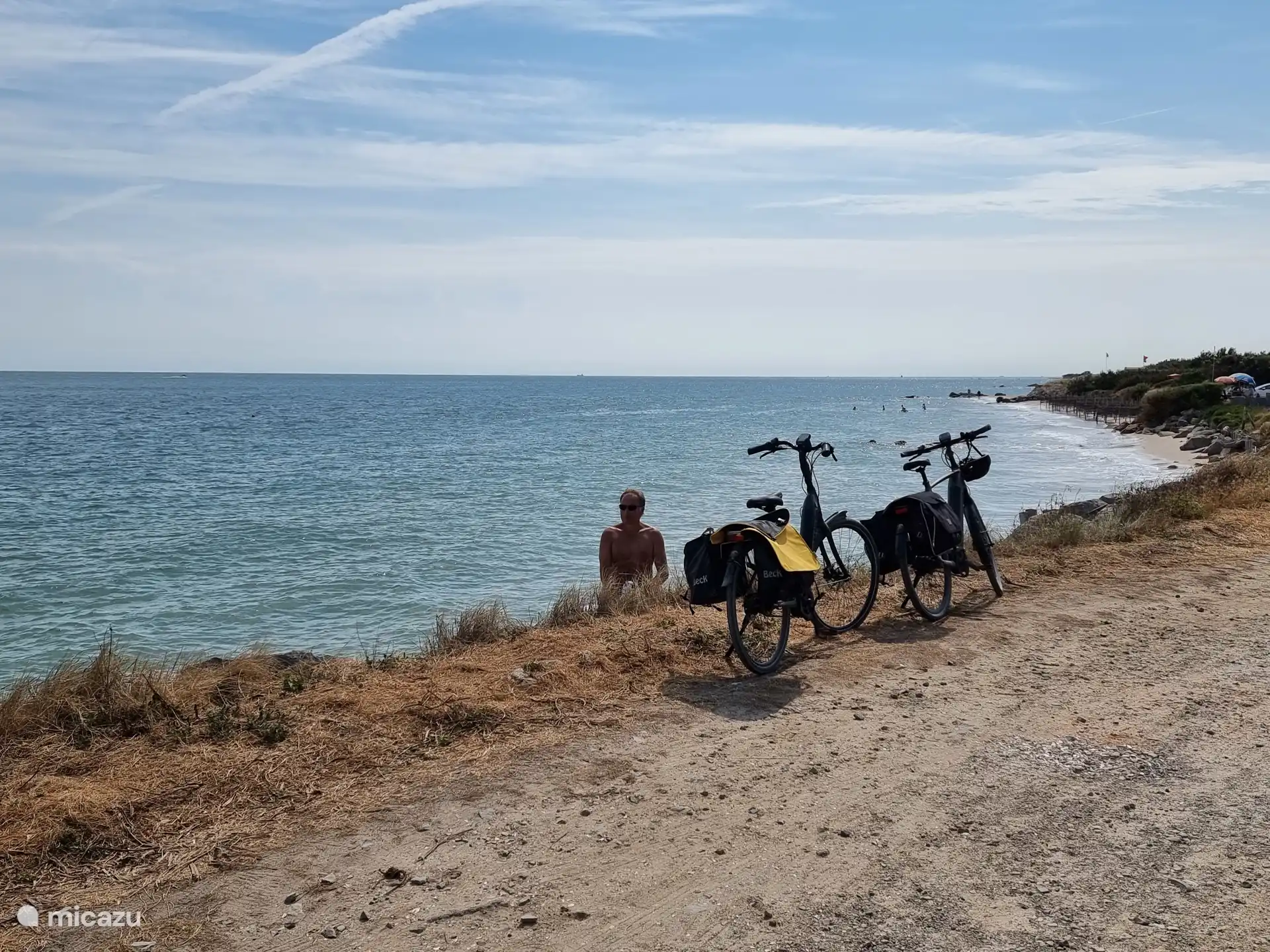 Con las bicicletas eléctricas las rutas hermosas a lo largo del mar. Consejo: Lleva casco. No hay carriles bici separados.