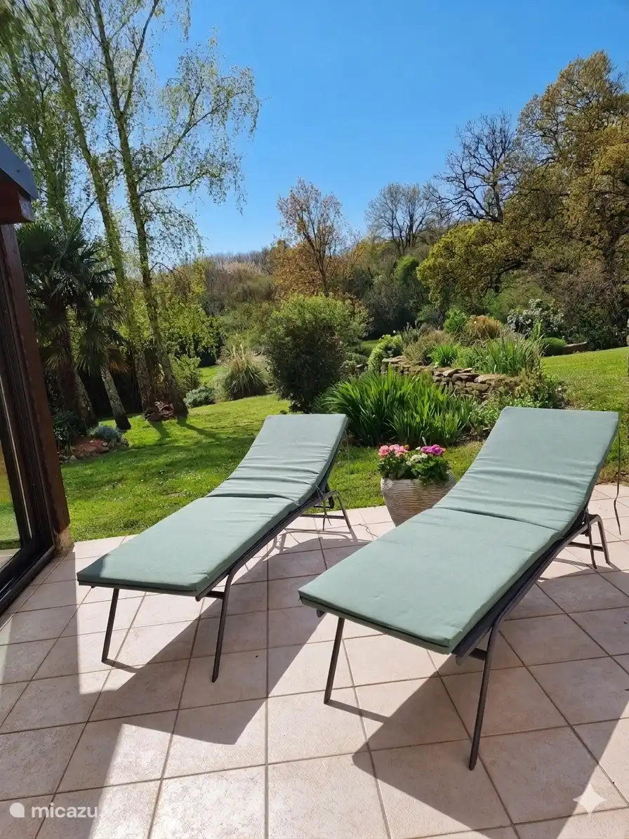 Nieuwe comfortabele ligbedden met nieuwe ligkussens, graag altijd Uw eigen badlaken gebruiken