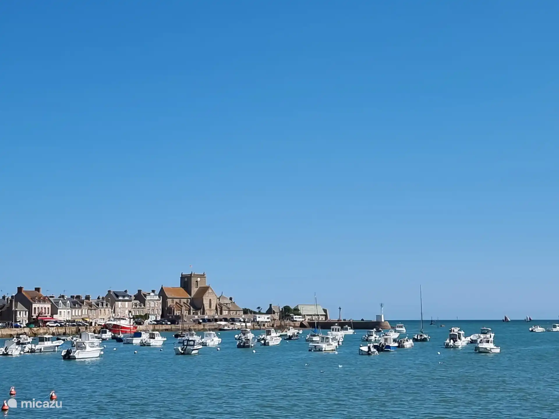 Barfleur. Auténtica ciudad pesquera a 10 km de distancia ciclista. Con un animado mercado semanal, pescado fresco y un excelente restaurante Café de France donde puedes comer deliciosos mejillones con vistas al mar.