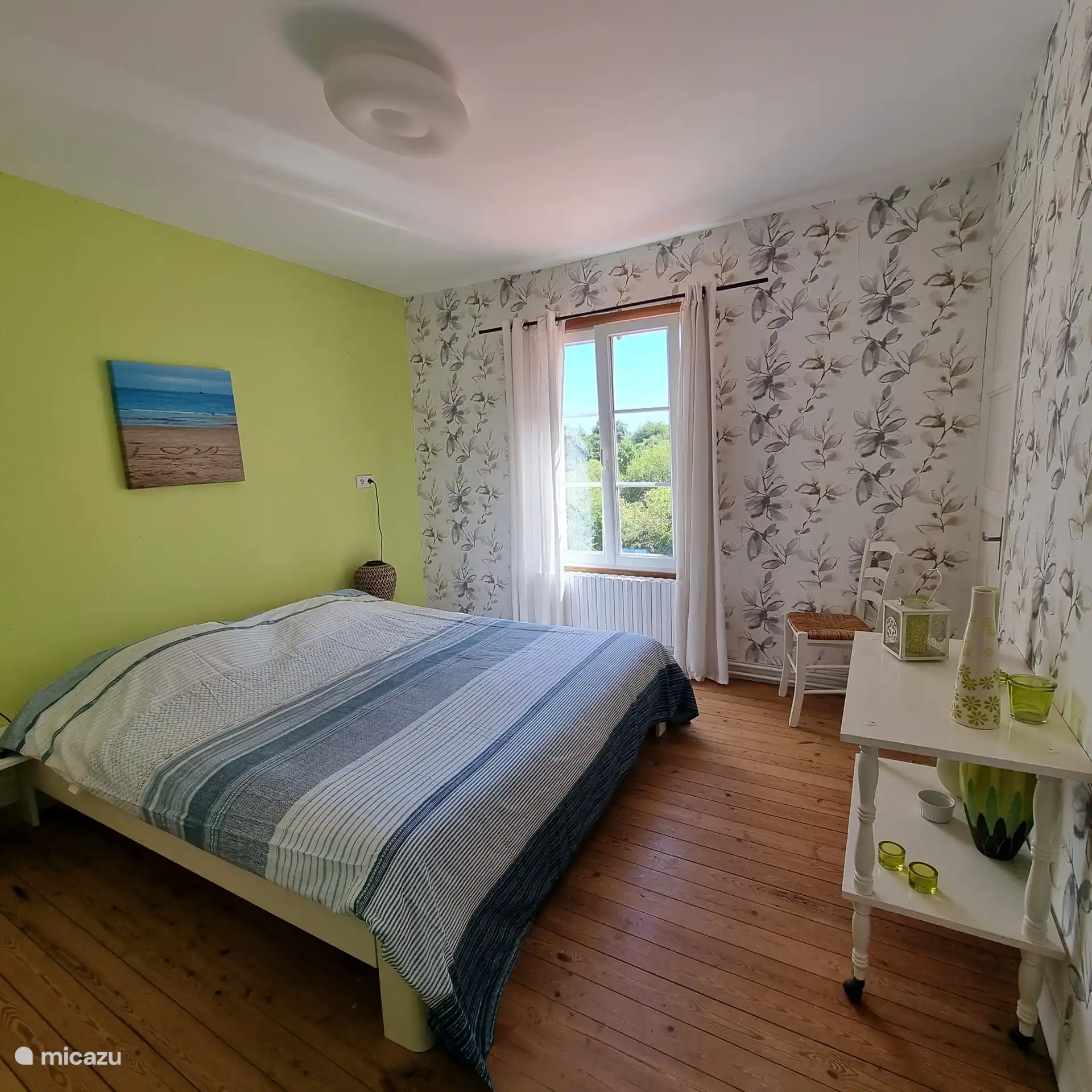 sonniges Schlafzimmer im ersten Stock mit herrlichem Blick über die hügelige Landschaft