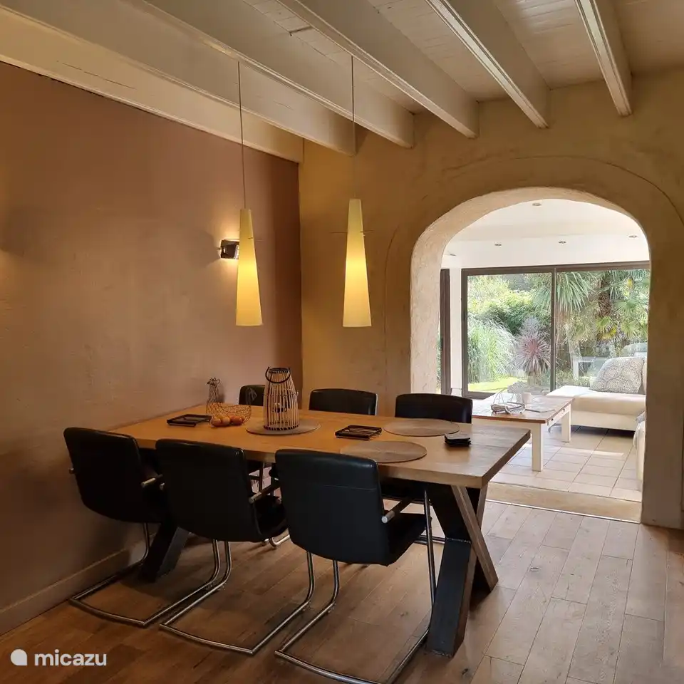 Wohnzimmer am Abend mit Holzofen