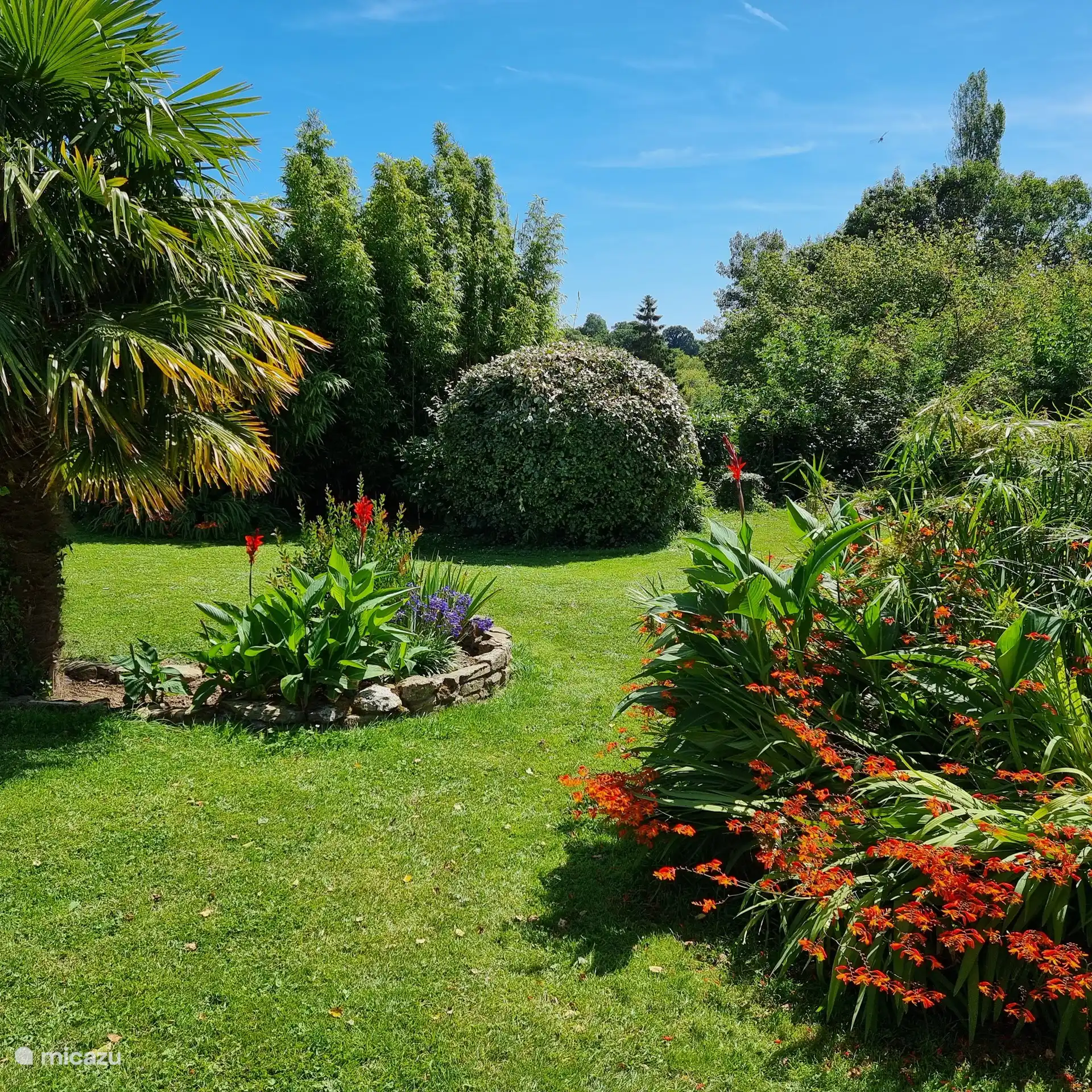 Der Garten ist fast ein Park, eine Oase der Ruhe und des Grüns.