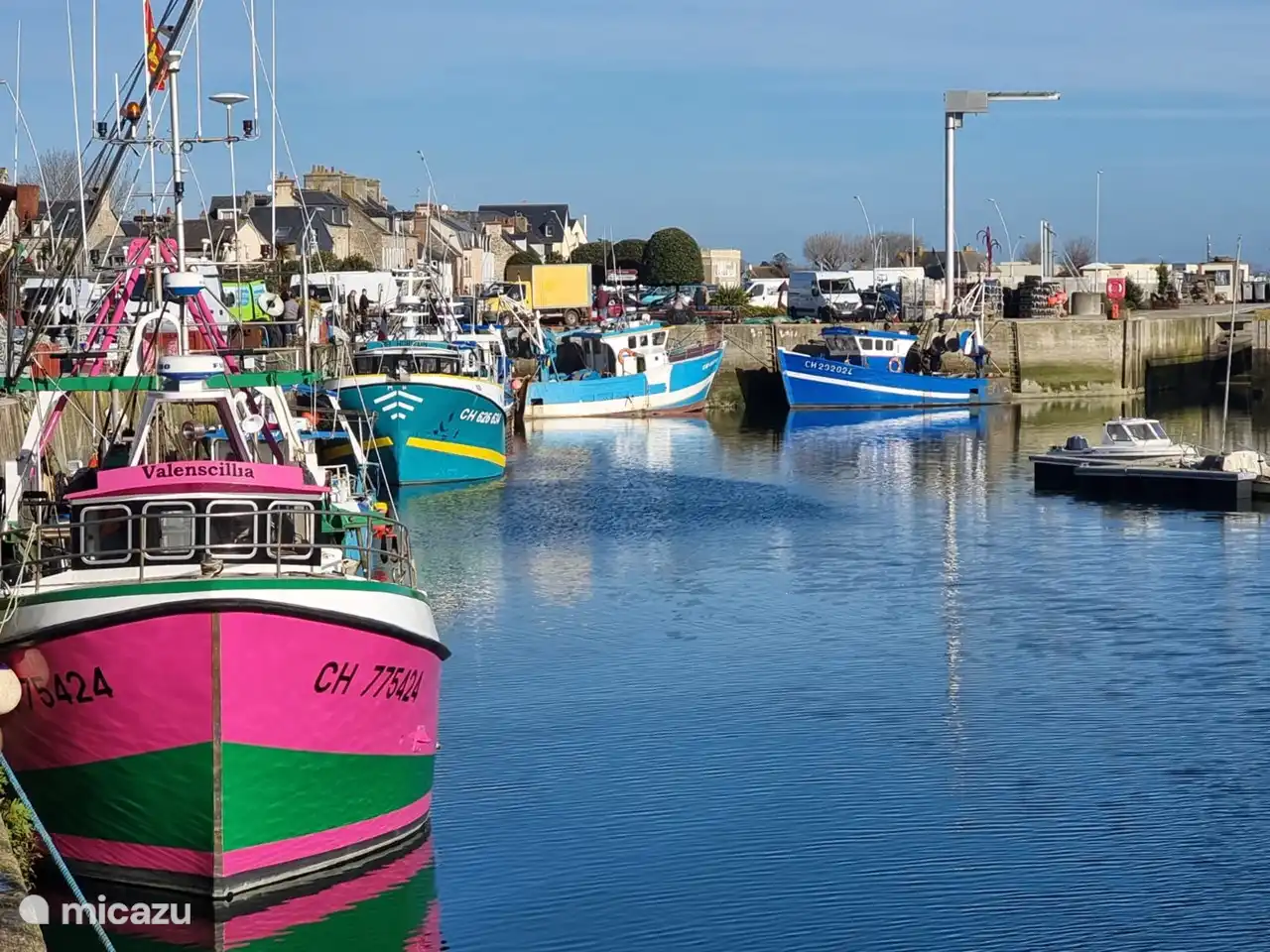 Der Kai von Saint Vaast la Hougue mit leckeren Bäckereien, Fischständen und Metzger. Empfohlen für Wein und andere Leckereien Gosselin.