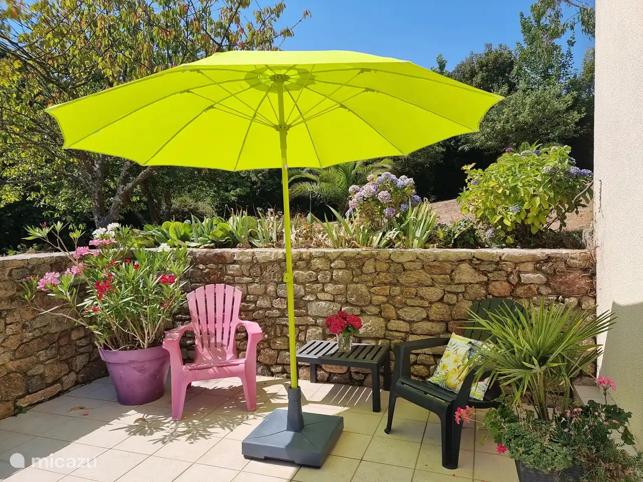 Sitzen Sie gemütlich auf der Terrasse, windgeschützt und mit viel Privatsphäre.