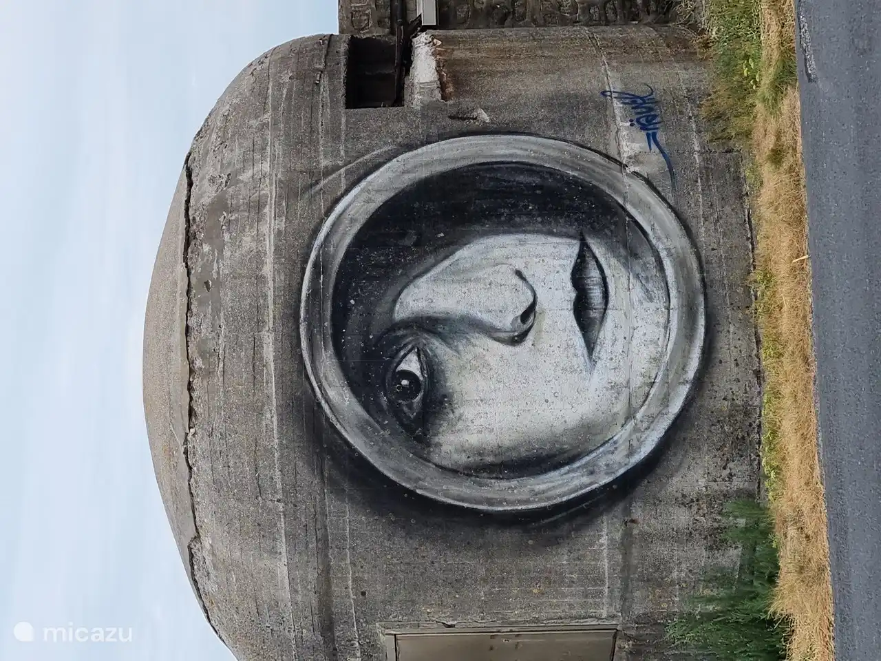 Bemalter Bunker, einer von vielen, die es in der Normandie noch gibt.