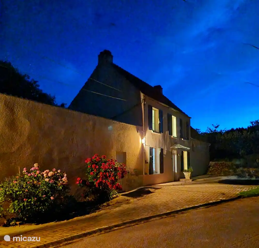 Nachts ist das Haus schön beleuchtet.