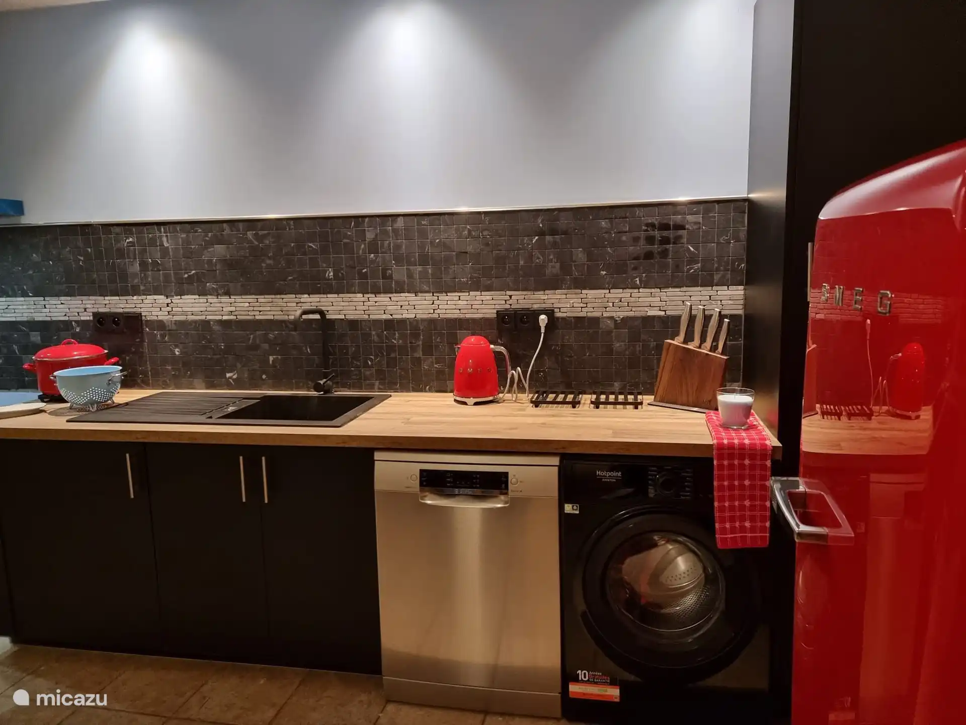 Die Küche ist komplett neu mit Geschirrspüler, Mikrowelle, Backofen, großem Gasherd, Dunstabzugshaube aus Edelstahl, Waschmaschine, Wasserkocher und trendigem Smeg-Kühlschrank mit großem Gefrierfach.