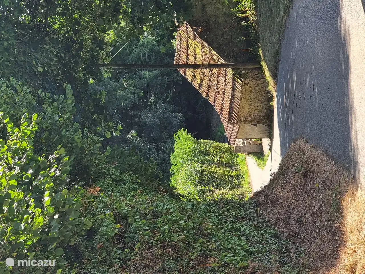 Das Haus liegt in einer ruhigen Sackgasse und doch nah am Meer, frischem Bäcker und großem Supermarkt (3 km),
