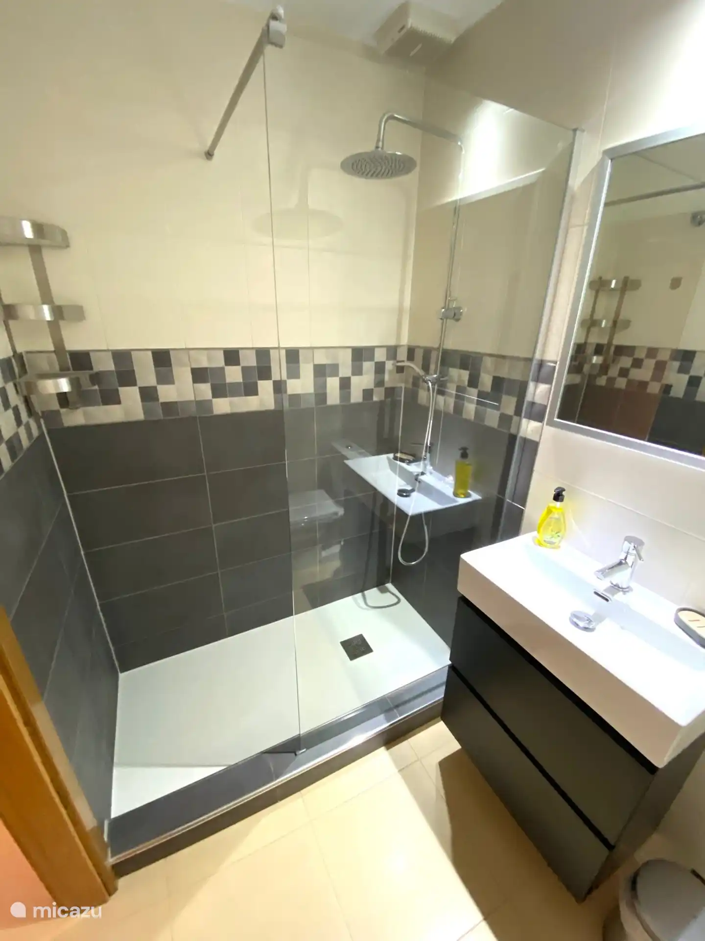 Moderne begehbare Dusche