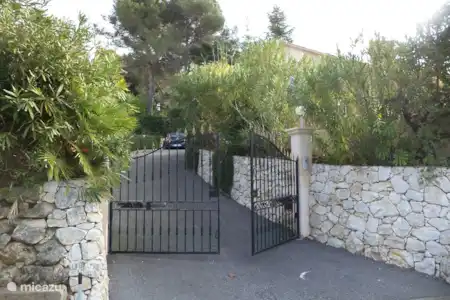 Vakantiehuis Frankrijk, Côte d´Azur, Valbonne villa Villa Valdaz oprit met toegangshek