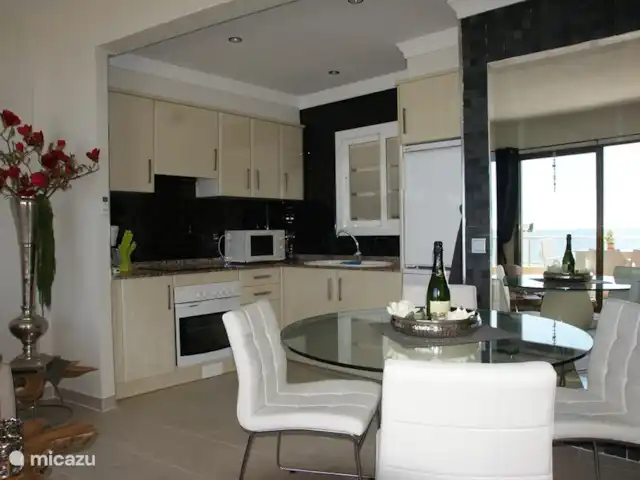 Apartamento Capri en España, Costa Blanca, Calpe - apartamento comedor con cocina con fuego eléctrico, horno, lavavajillas, microondas, lavadora, nevera con congelador y aire acondicionado