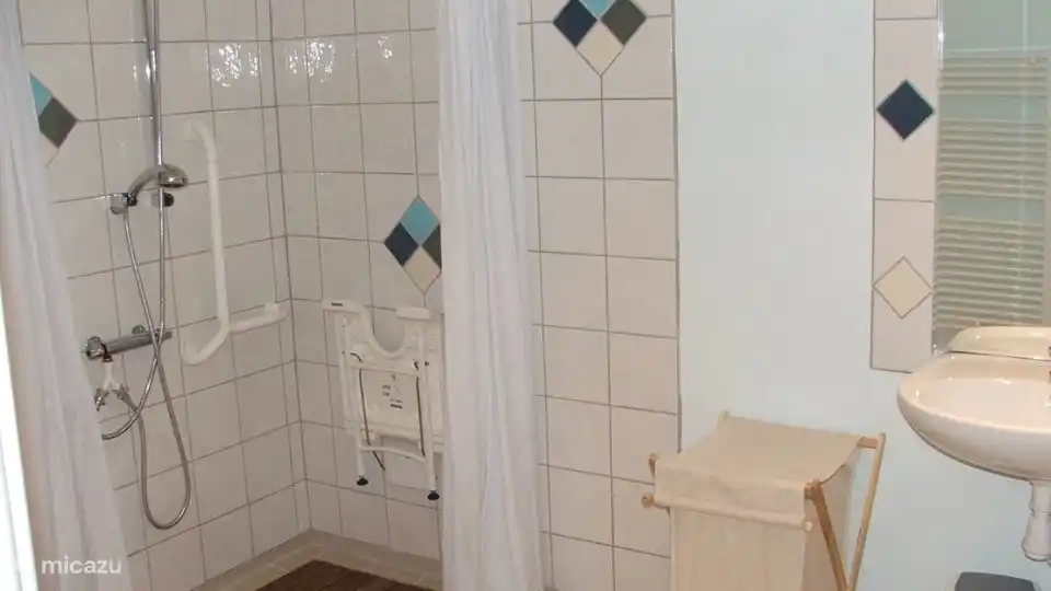 Dusche und Toilette. Geeignet für Rollstuhlfahrer.