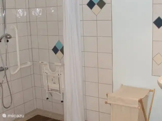 Casa rural Les Hirondelles en Francia, Orne, Rouperroux - casa vacacional Ducha y WC. Apto para usuarios de sillas de ruedas.