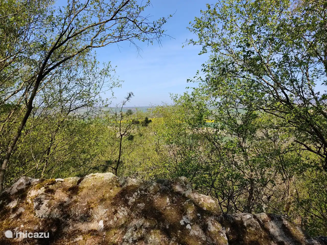 Blick von einem felsigen Hang bei La Roche Mabile.