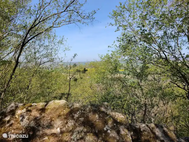Casa rural Les Hirondelles en Francia, Orne, Rouperroux - casa vacacional Vista desde una pendiente rocosa en La Roche Mabile.
