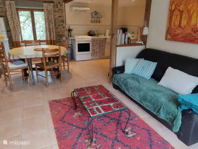 Casa rural Les Hirondelles en Francia, Orne, Rouperroux - casa vacacional Sala, comedor y cocina.