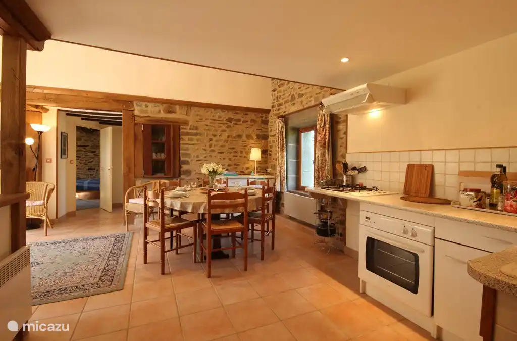 Esszimmer und Küche