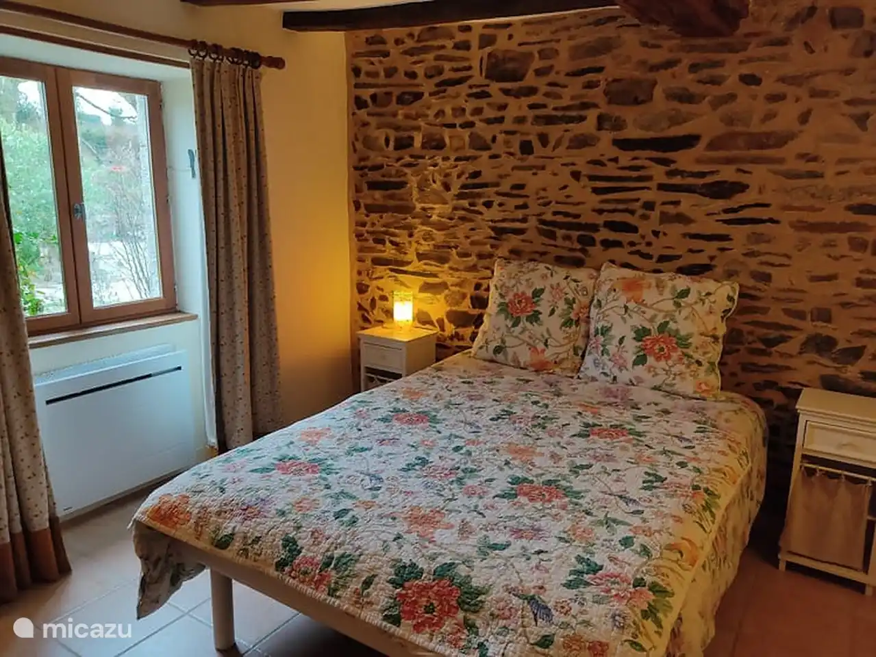 Schlafzimmer mit Doppelbett