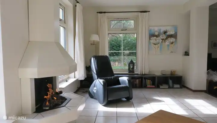 Zimmer im Obergeschoss mit (Gas-)Kamin und Massagesessel, ideal nach einem ausgiebigen Spaziergang oder einer Radtour