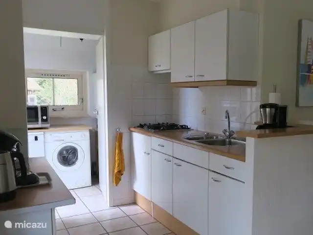 Hertenspoor 66  ‘t Wildryck Diever huren in Nederland, Drenthe, Diever - vakantiehuis keuken met vaatwasser, combi-magnetron en wasmachine in de bijkeuken