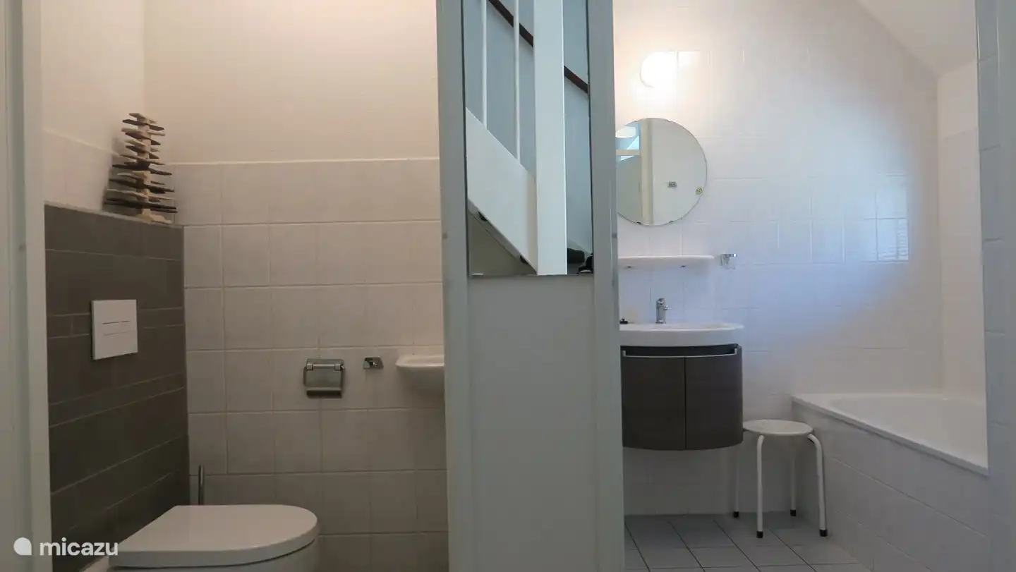 links 1. Toilette; rechtes Badezimmer mit Badewanne und separater Dusche