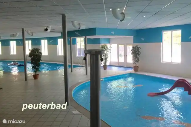Kleinkinderbecken im Vordergrund
Dahinter das Schwimmbad 