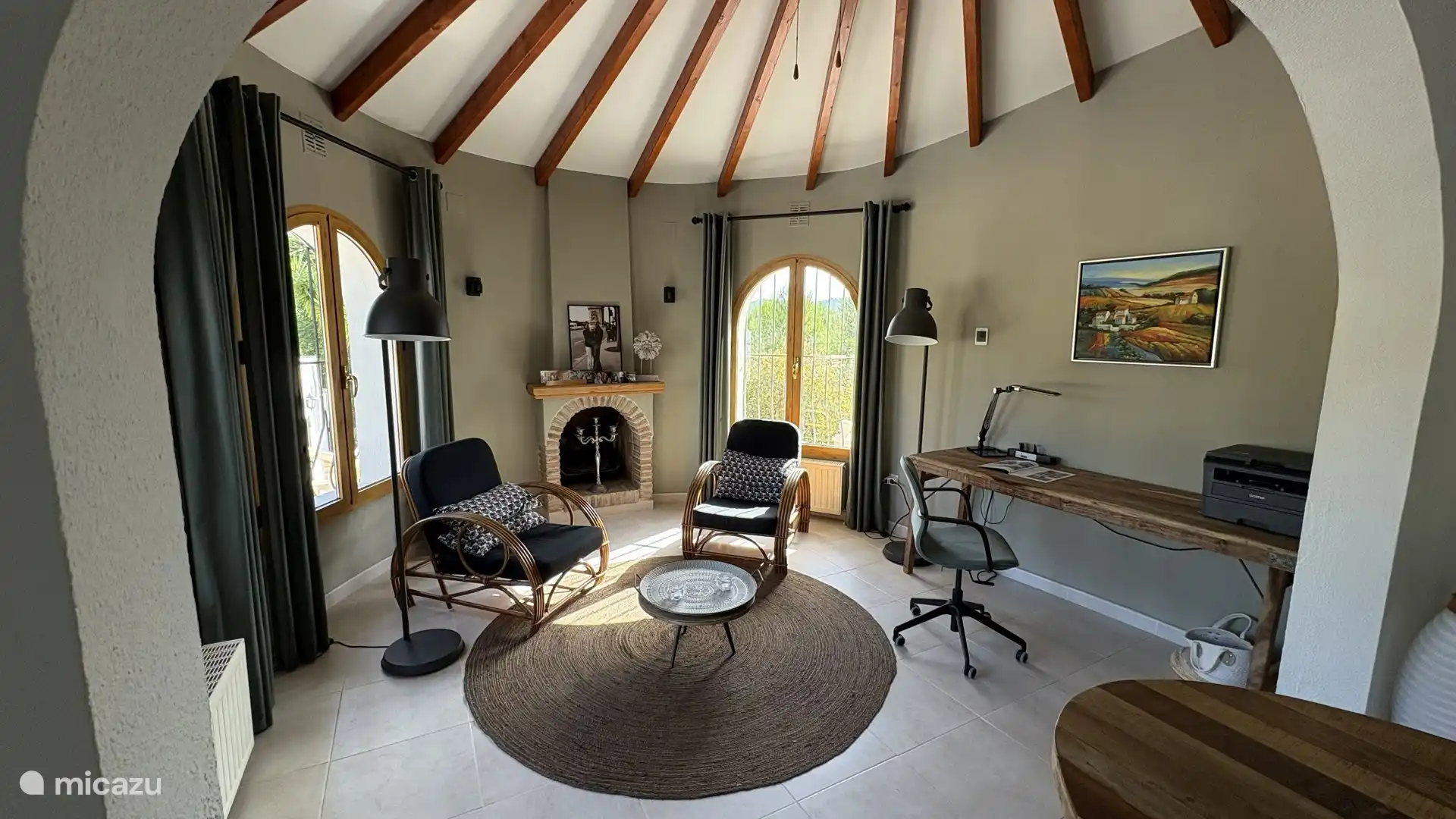 Dans le salon, il y a de la place pour lire ou travailler tranquillement.