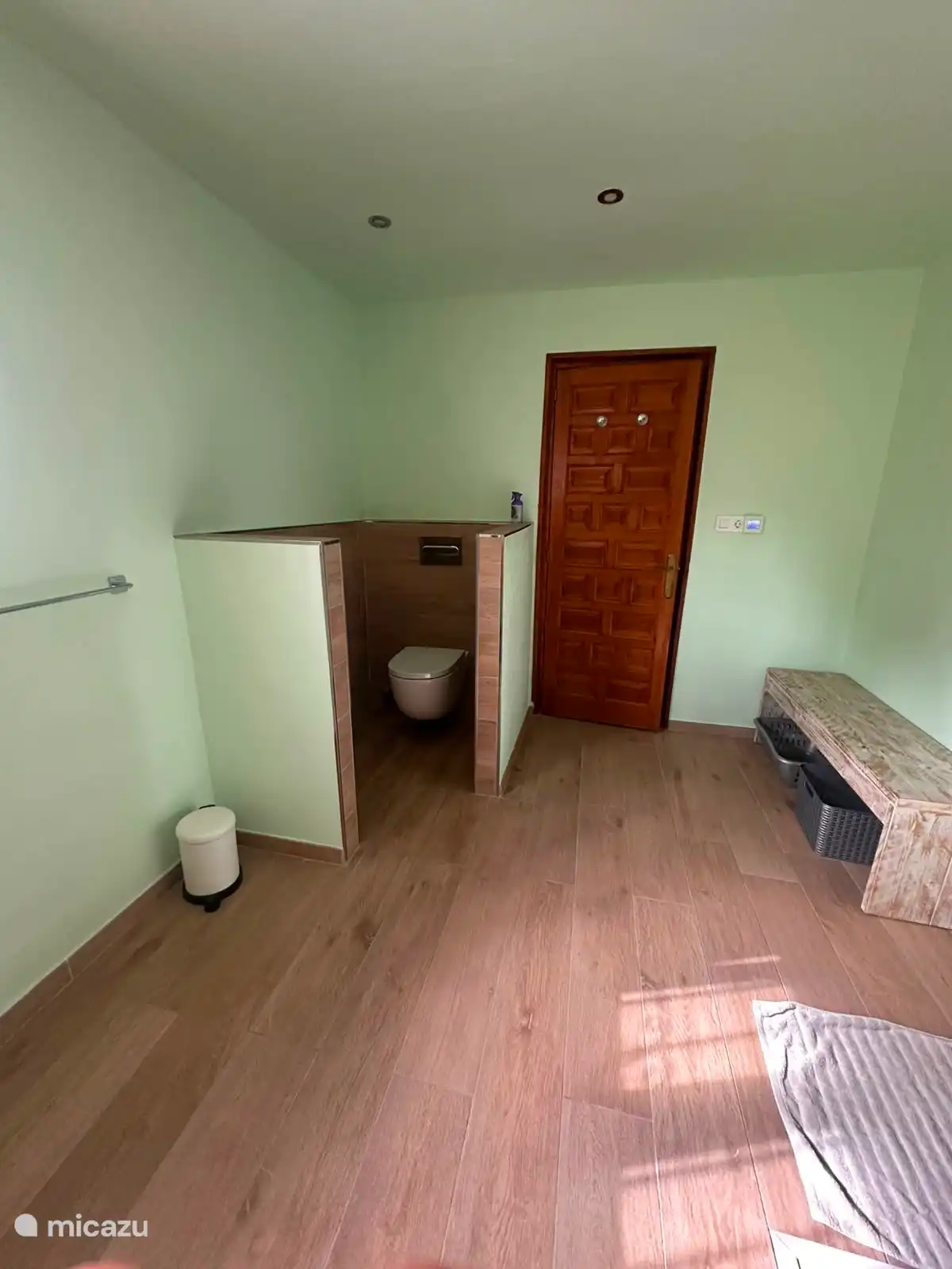 La salle de bain de la chambre parentale dispose d’une belle douche à l’italienne, d’un double lavabo, des toilettes et de tout l’espace que vous souhaitez.