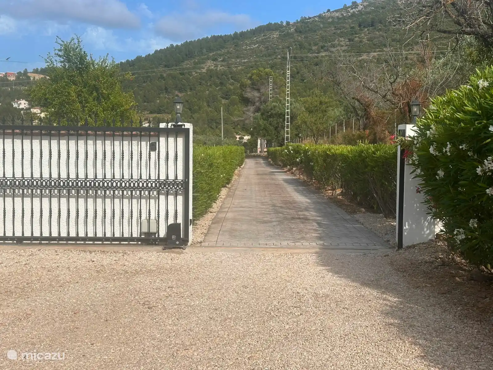 L’accès au site est fermé par une porte d’entrée électronique. À l’arrivée, le directeur remet un émetteur portatif en prêt.