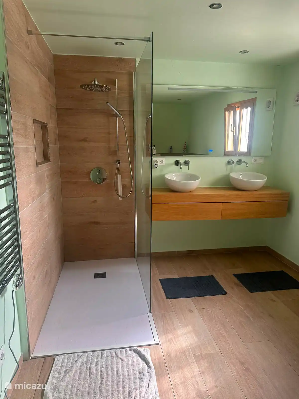 La salle de bain de la chambre parentale dispose d’une belle douche à l’italienne, d’un double lavabo, des toilettes et de tout l’espace que vous souhaitez.