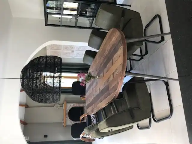 Esszimmer und in der Erweiterung der Wintergarten mit Kamin.