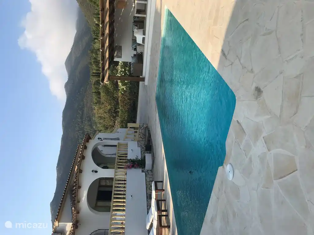 Die schöne Naya mit Glastüren, die komplett (oder nur auf einer Seite) geöffnet werden können.